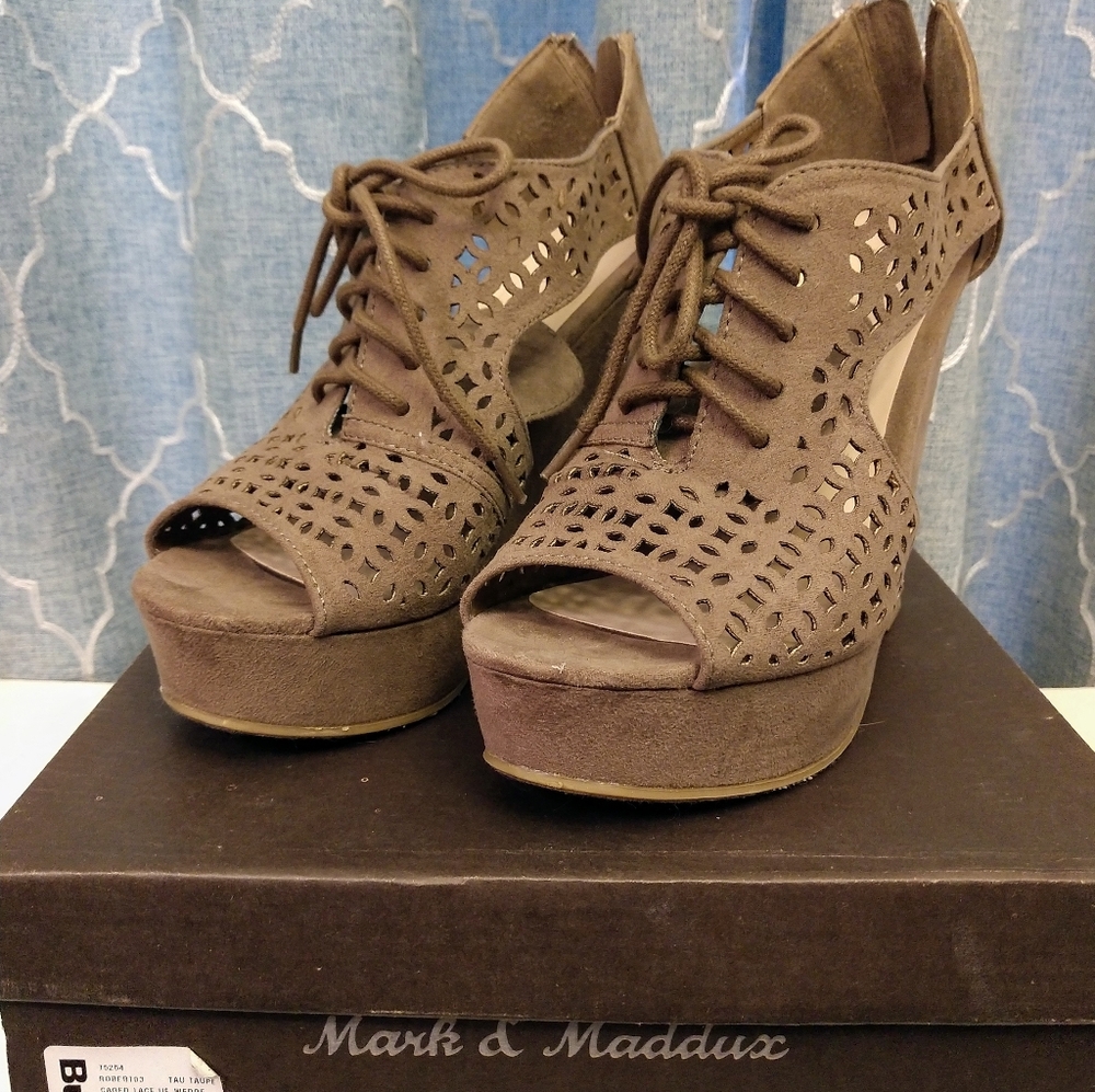 👡BUCKLE CAGED LACE UP TAUPE WEDGE MARK & MADDUX